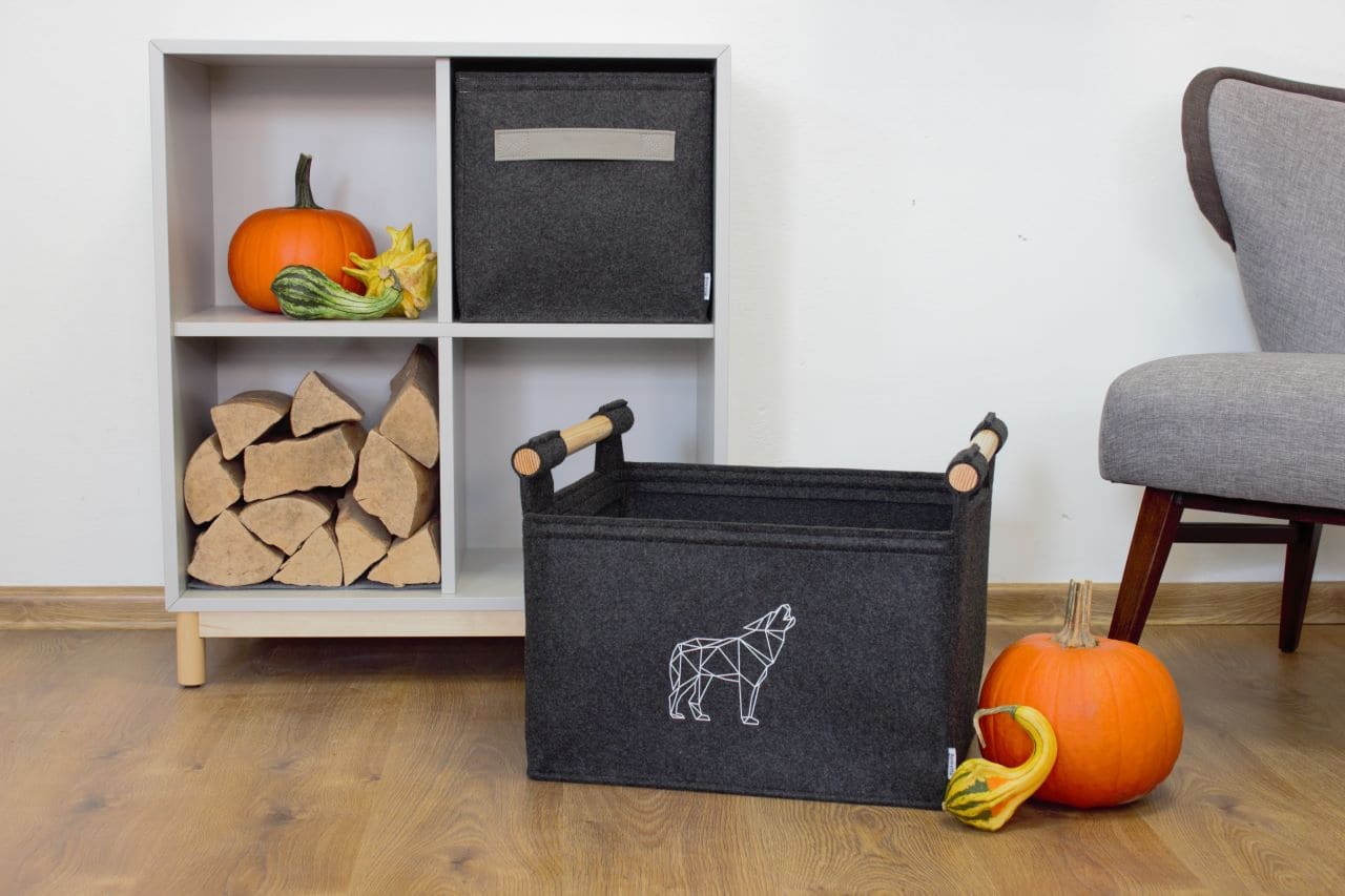 Stilvoller Kaminholzkorb aus Filz mit modernem Wolf-Motiv – robust, nachhaltig und ein echter Blickfang im Wohnzimmer Kaminholzkorb aus Filz mit aufgedrucktem Wolf – nachhaltiger Filzkorb zur Aufbewahrung von Kaminholz im Wohnzimmer.